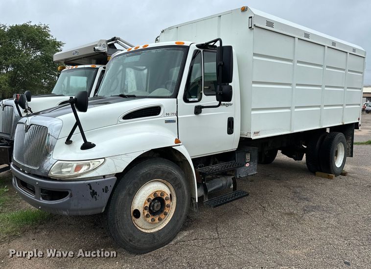 2009 International  DuraStar 4300 chipper truck - NL9806