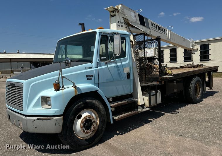 2001 Freightliner FL70 crane truck - NV9172