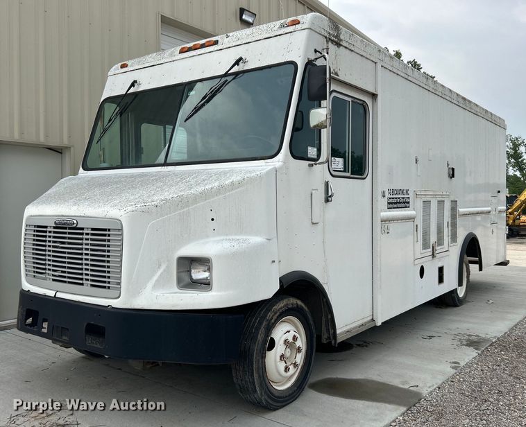 1999 Freightliner  MT45 delivery truck - DO1158