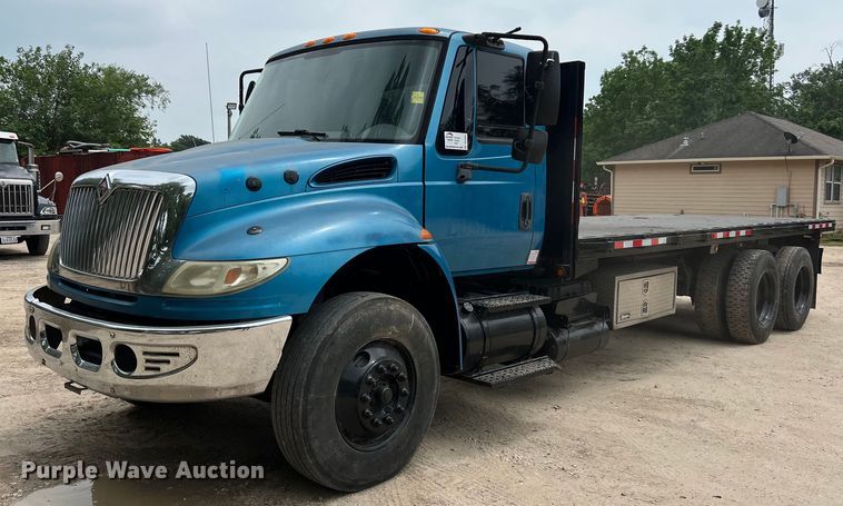 2005 International  4400 flatbed truck - DS3041
