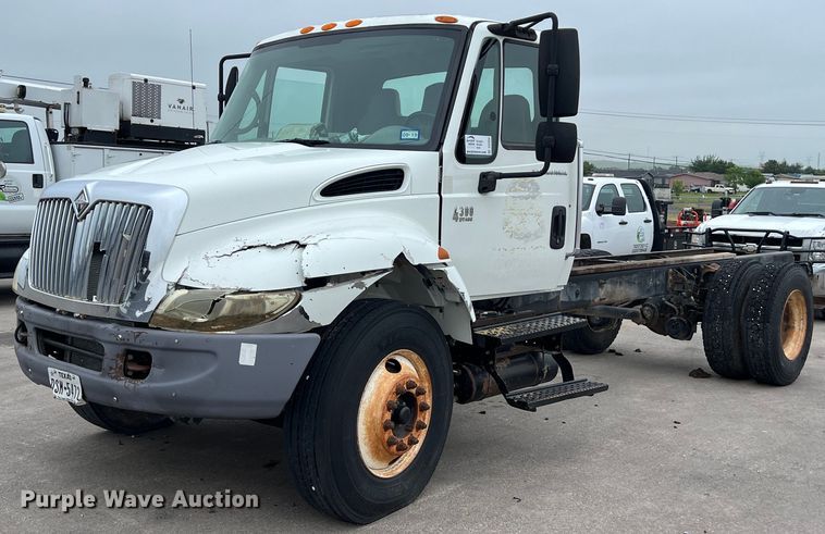 2008 International  4300 truck cab and chassis - DS3056