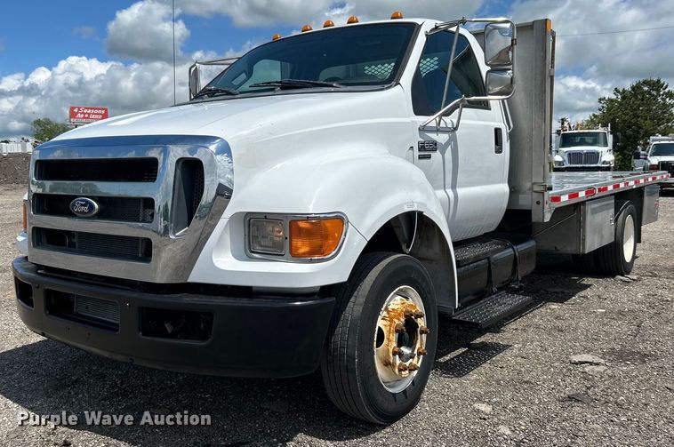2011 Ford F650 Super Duty flatbed truck - EG1524