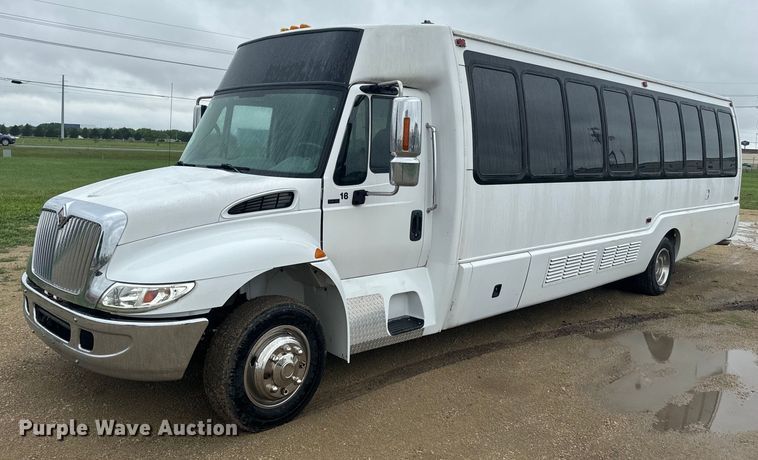 2004 International  3200 shuttle bus - EJ2724