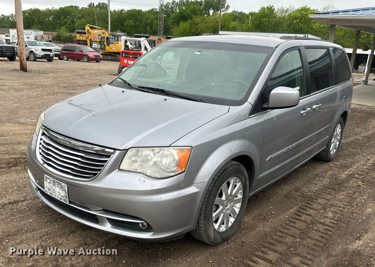 2014 Chrysler Town & Country van - EJ2753