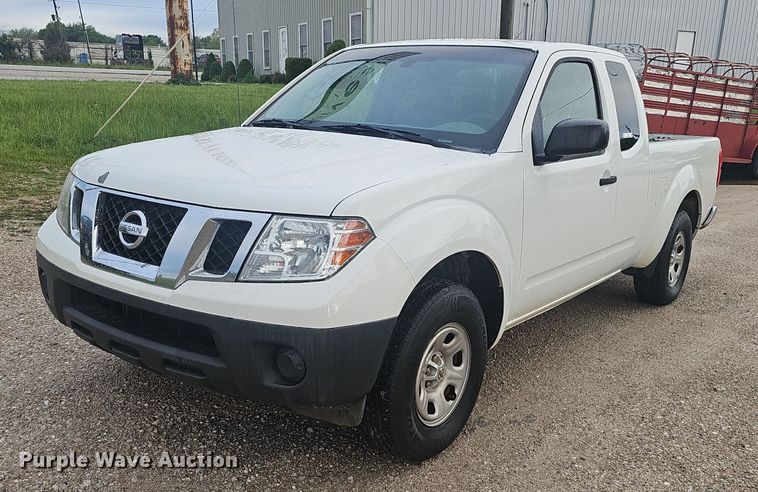2013 Nissan  Frontier  King Cab pickup truck - EJ5387