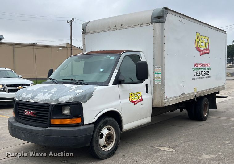 2011 GMC Savana G3500 box truck - LU9857