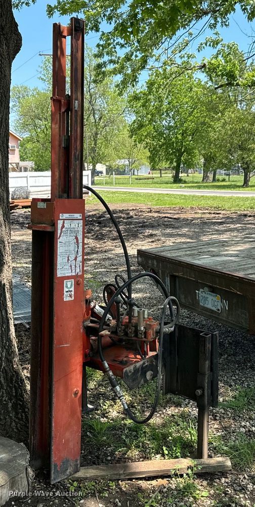 Shaver HD-8 skid steer post driver - ND9331