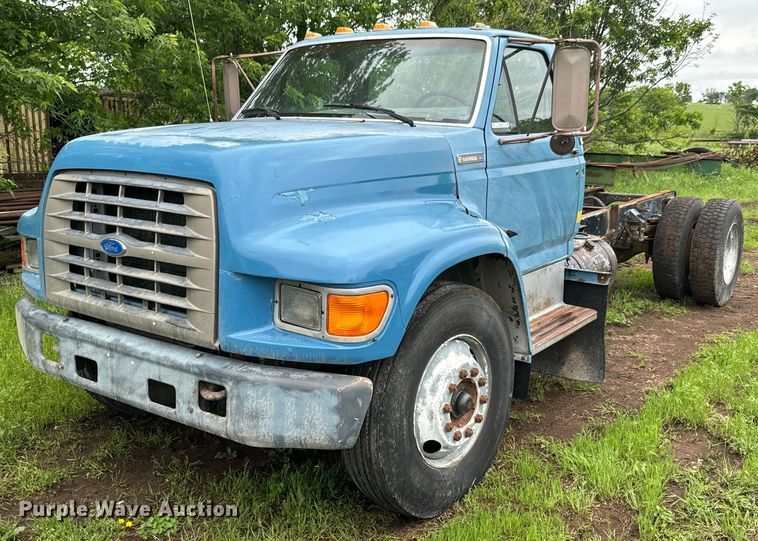 1995 Ford F700 truck cab and chassis - ND9387