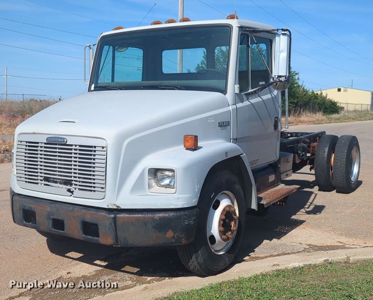 1999 Freightliner FL60 truck cab and chassis - NG9753