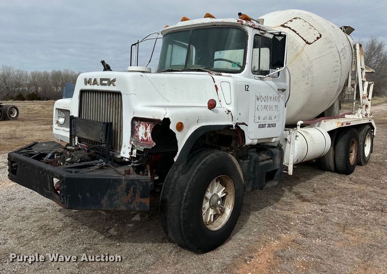 1986 Mack DM685S ready mix truck - DM2693
