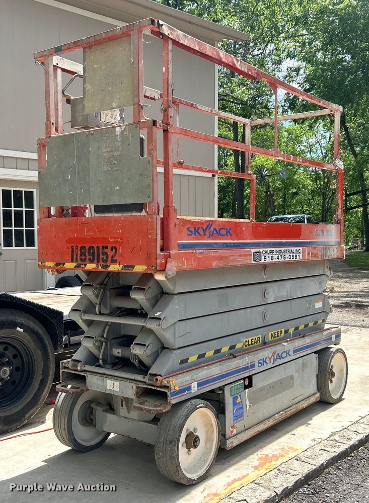 2011 SkyJack SJIII 3226 scissor lift - DO6479