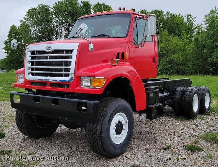 2001 Sterling L-Line truck cab and chassis - DP1455