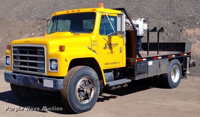 1984 International 1955 flatbed truck - DQ6084