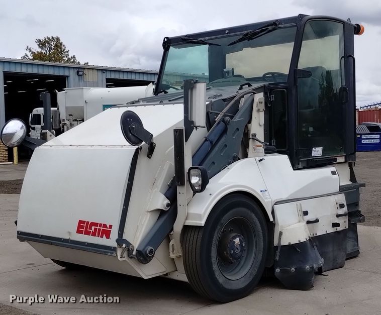 2012 Elgin  Pelican NR 2000 street sweeper - DQ6105
