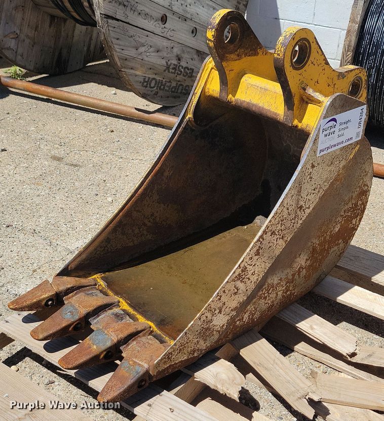 18" W backhoe bucket - DR4304