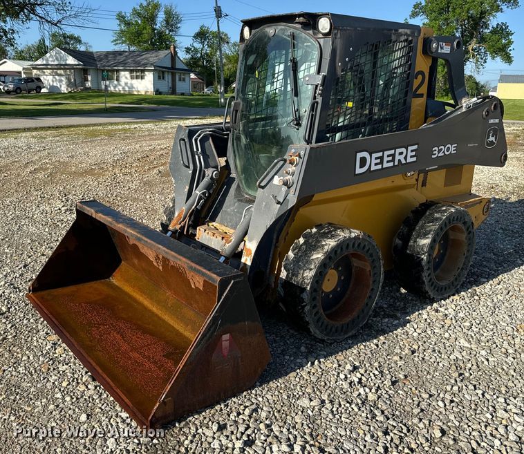 2015 John Deere 320E skid steer loader - EH6760