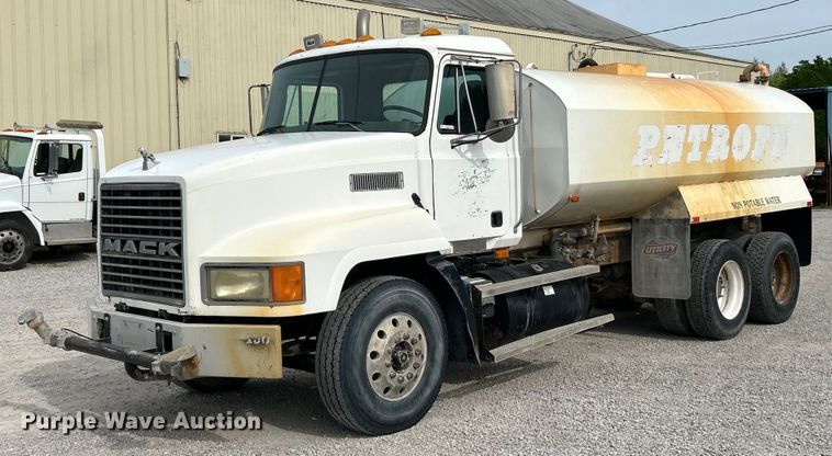 2002 Mack CH612 water truck - EK4572