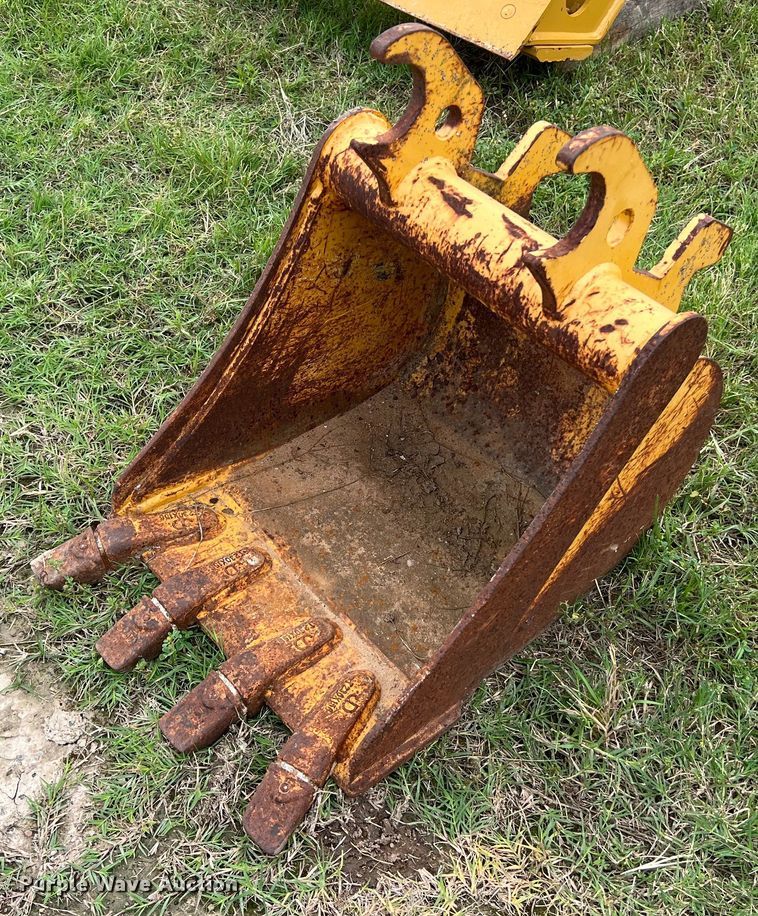John Deere AT316553 18" W excavator bucket - KV9758