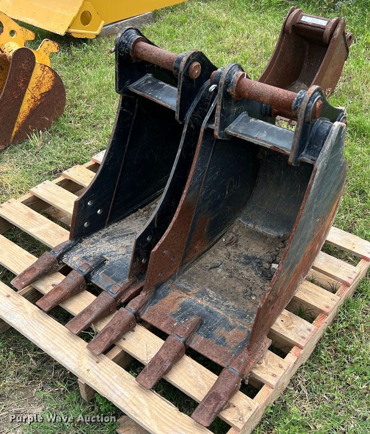 (2) Caterpillar backhoe buckets - KV9759