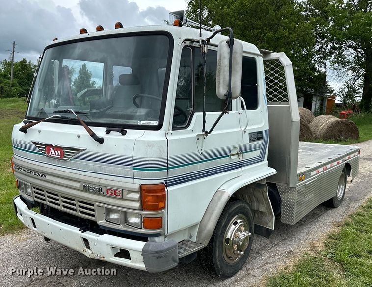 1992 Hino GC flatbed truck - NT9225