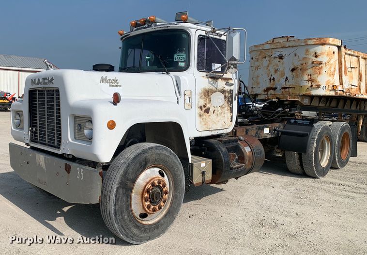 1991 Mack RD690S semi truck - DM7851