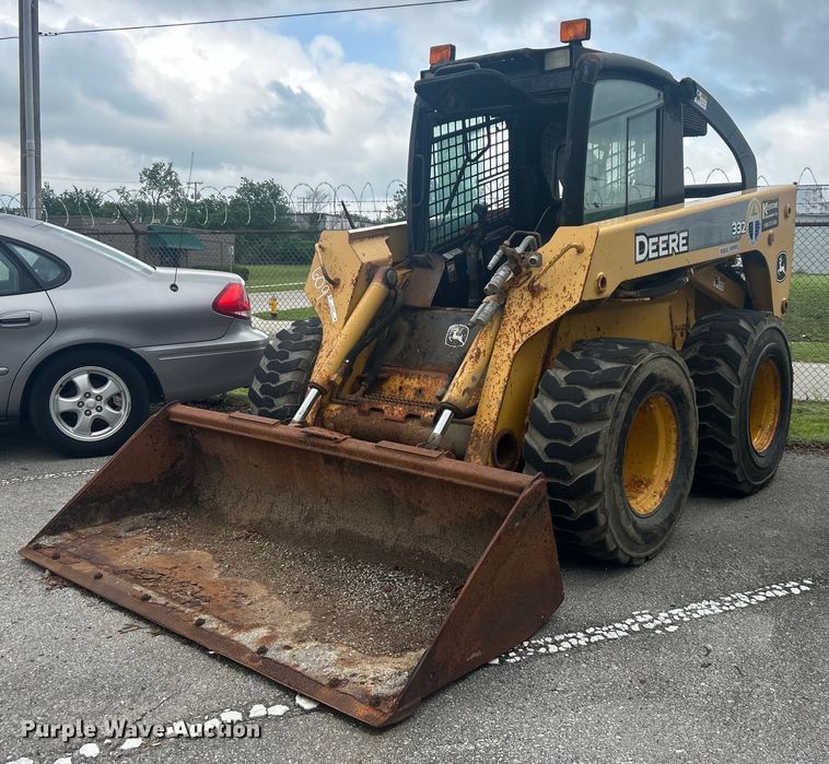 John Deere 332  skid steer loader - EG0358