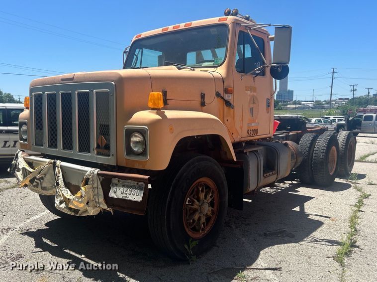 1992 International 2574  winch truck - EG0390