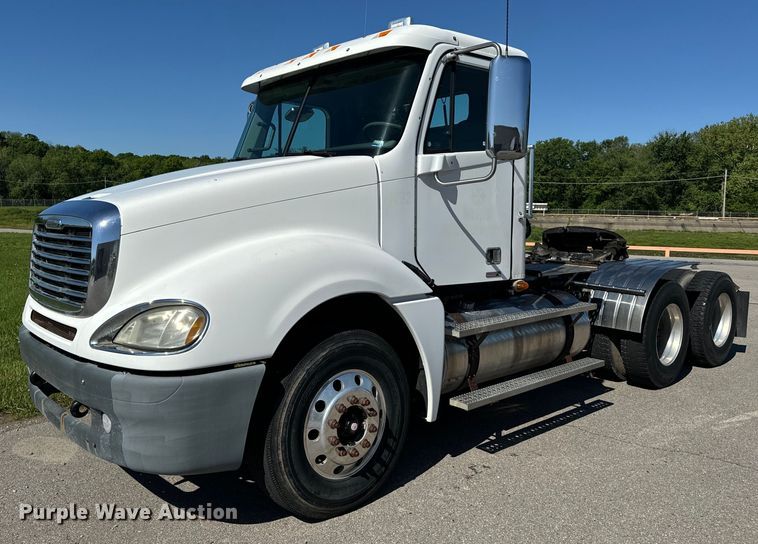 2007 Freightliner Columbia semi truck - EH6762