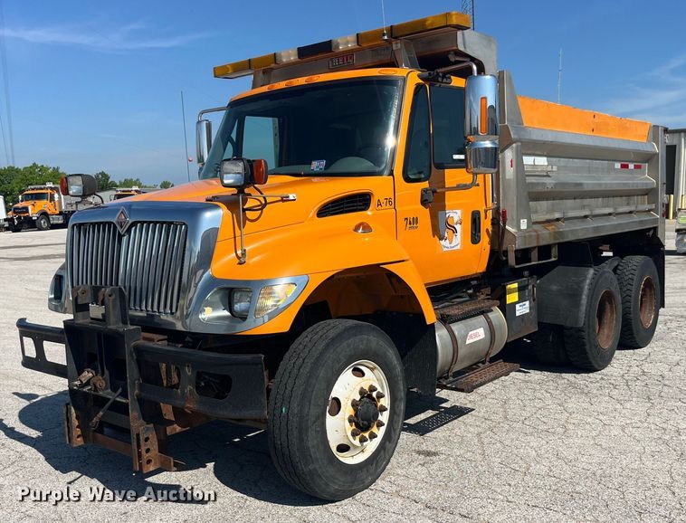 2004 International  7400 dump truck - EK8523