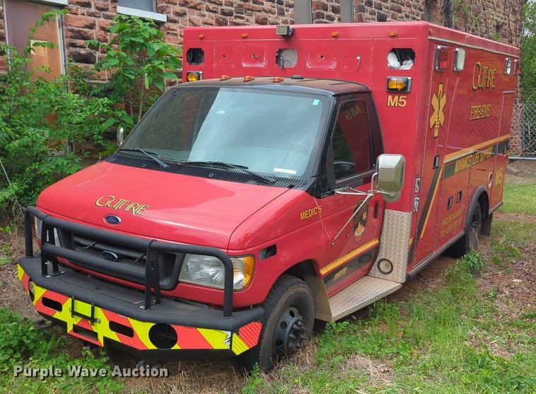 2000 Ford E450 Super Duty ambulance - NZ9620