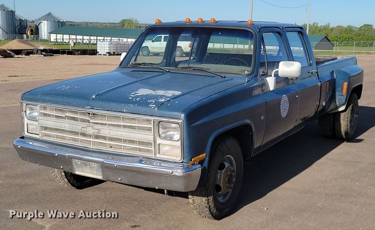 1987 Chevrolet  Custom Deluxe R30 Crew Cab pickup truck - NZ9839