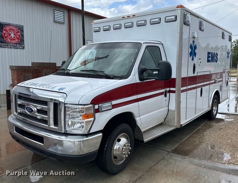 2016 Ford E450 ambulance - OI9496