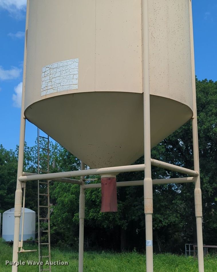 Dennis Mfg. grain bin - DN3850