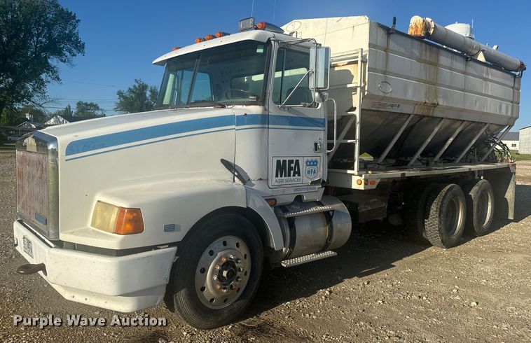 1988 WhiteGMC WCA fertilizer delivery truck - EH6758