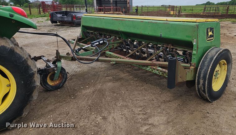 John Deere  8300 grain drill - EI3837