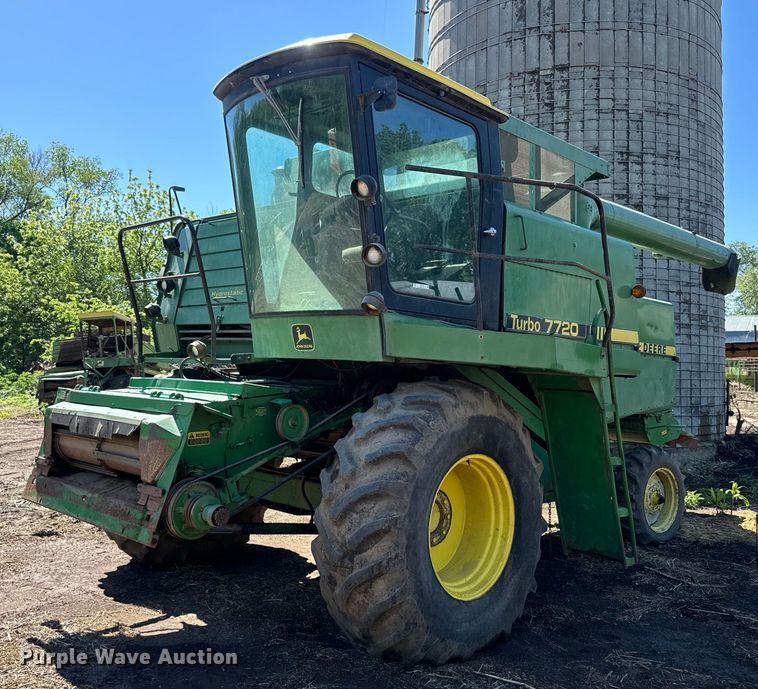 1981 John Deere 7720 combine - EJ2770