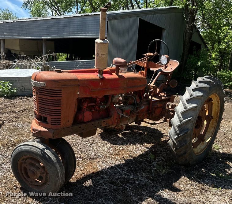 International Harvester Farmall H tractor - EJ2772
