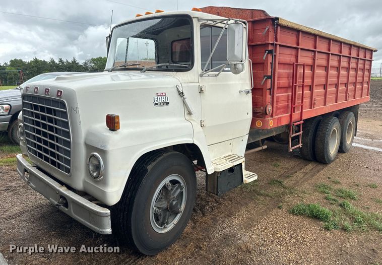 1979 Ford 800 grain truck - EJ2806