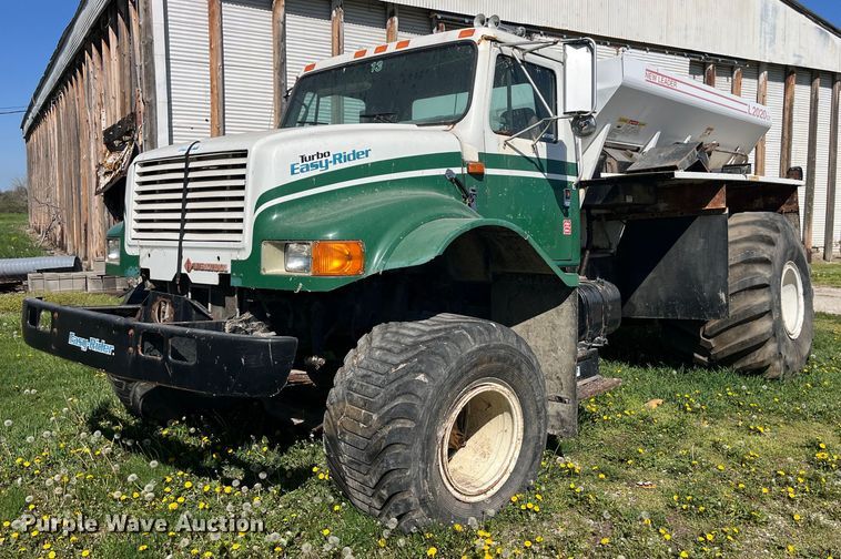 1990 International  4900 spreader truck - LD9430