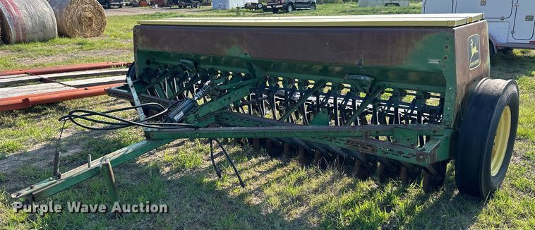 John Deere 8300 grain drill - OE9215