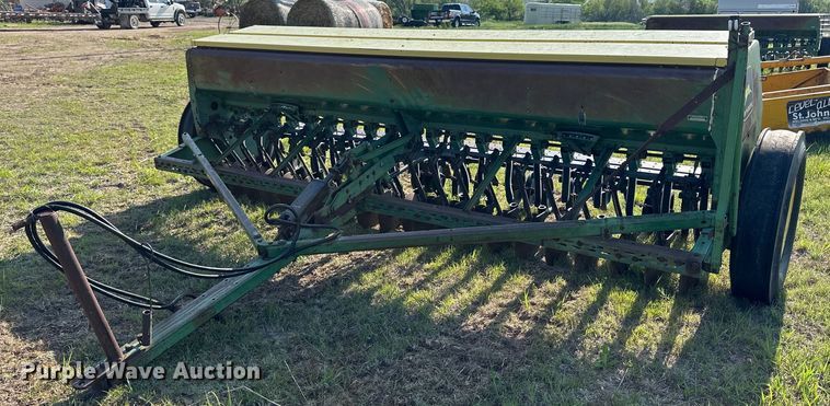 John Deere 8300 grain drill - OE9217
