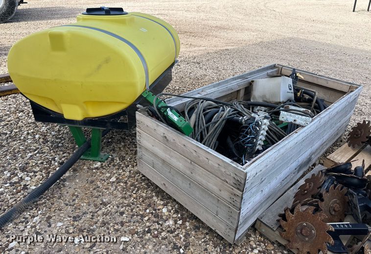 John Deere liquid fertilizer system - OI9133