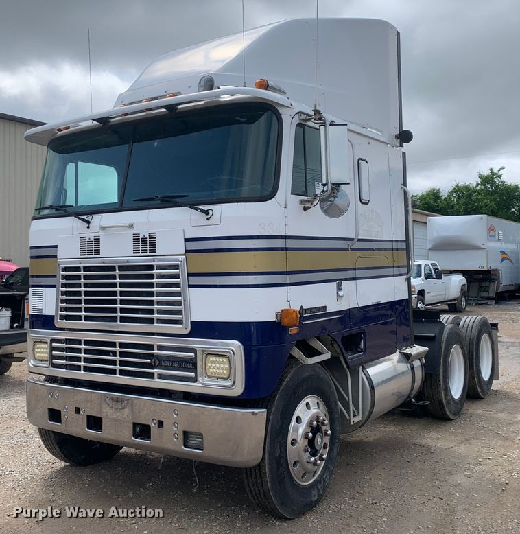 1993 International 9600 semi truck - DM7855