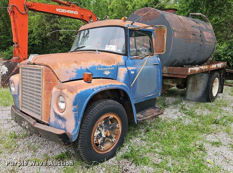 1971 International Harvester  Loadstar 1600 water truck - DR8601