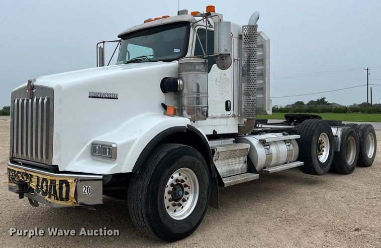 2013 Kenworth T800 semi truck - DS3057