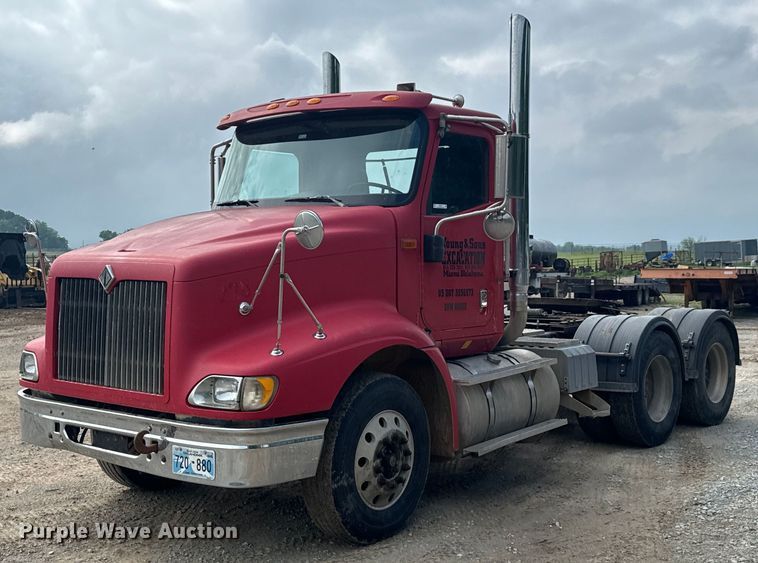 2001 International 9200i semi truck - DX0533