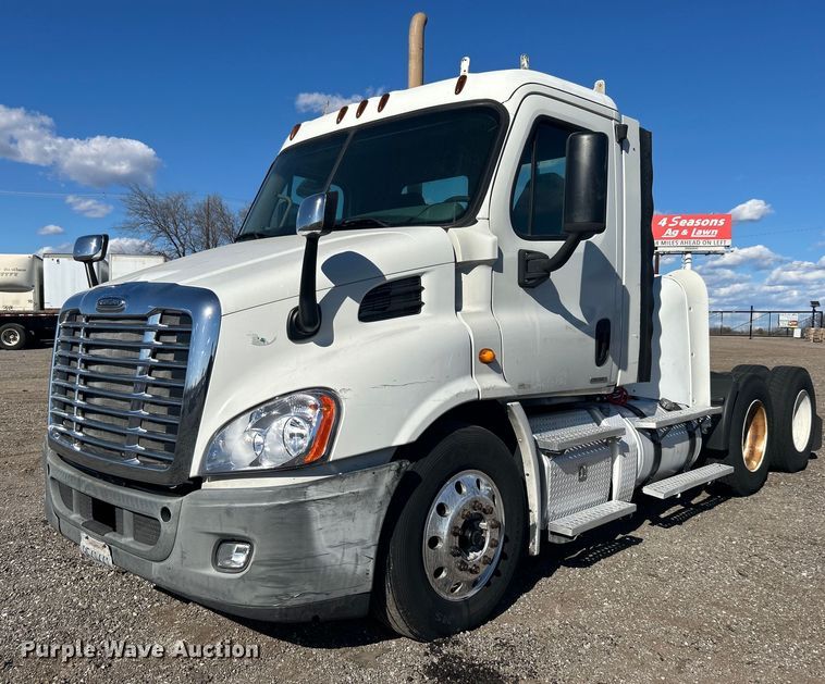 2011 Freightliner  Cascadia 113 semi truck - EG1247