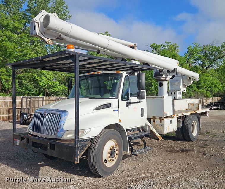 2008 International 4300 ProStar forestry bucket truck - EI3821