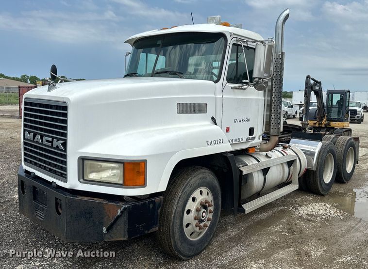 1999 Mack CH613 semi truck - EJ2834