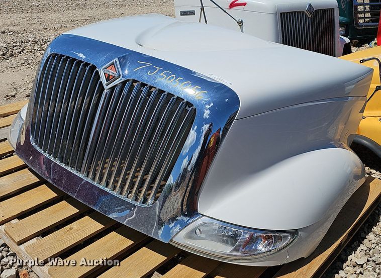 International  truck hood - EJ5421